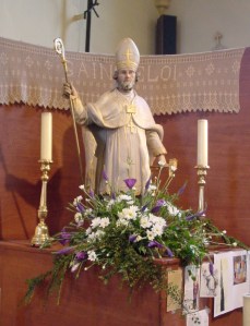 Statue de saint Eloi dans l'église de Becco